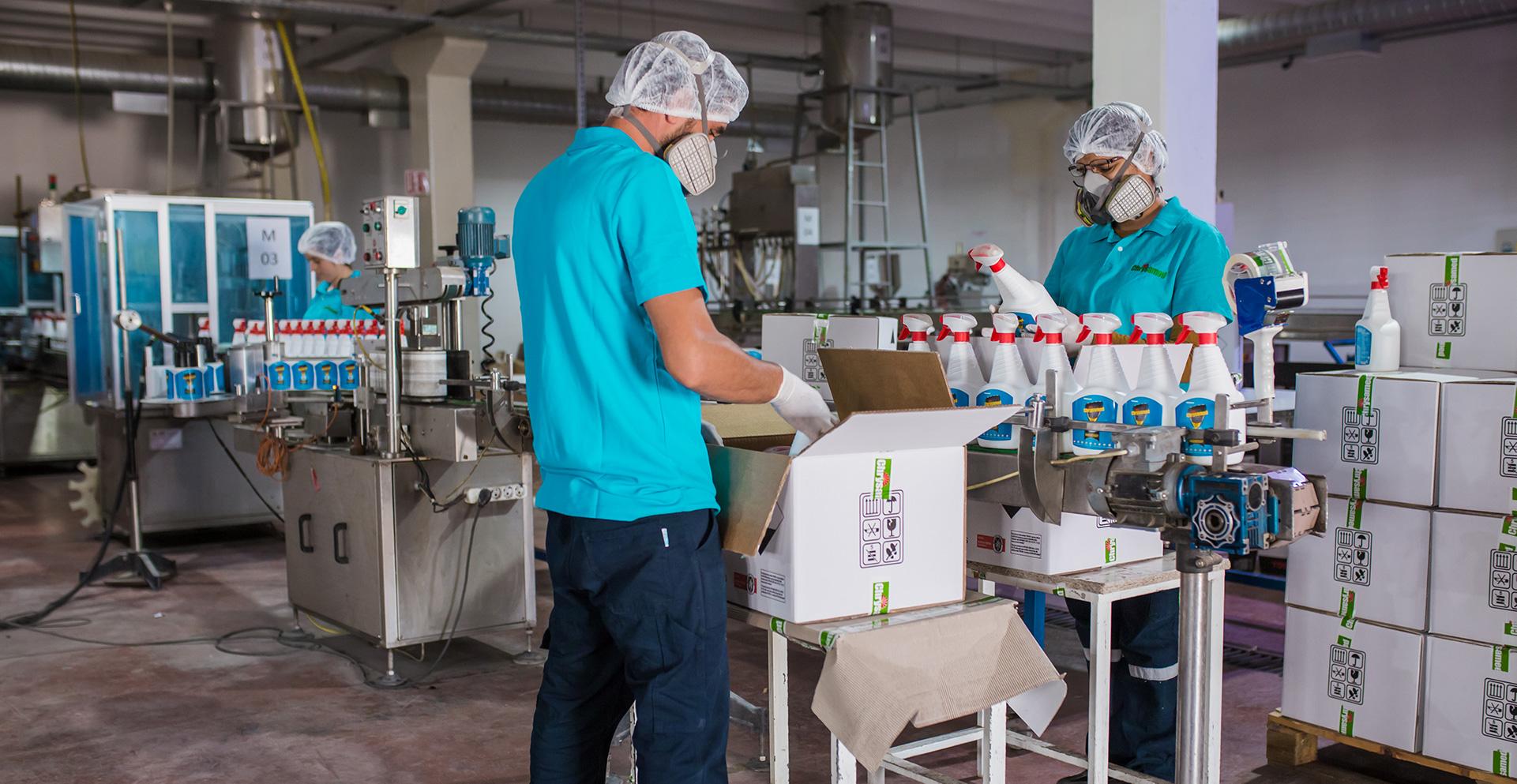 Mitarbeitende in der Chrysamed-Abfüllung und Verpackung